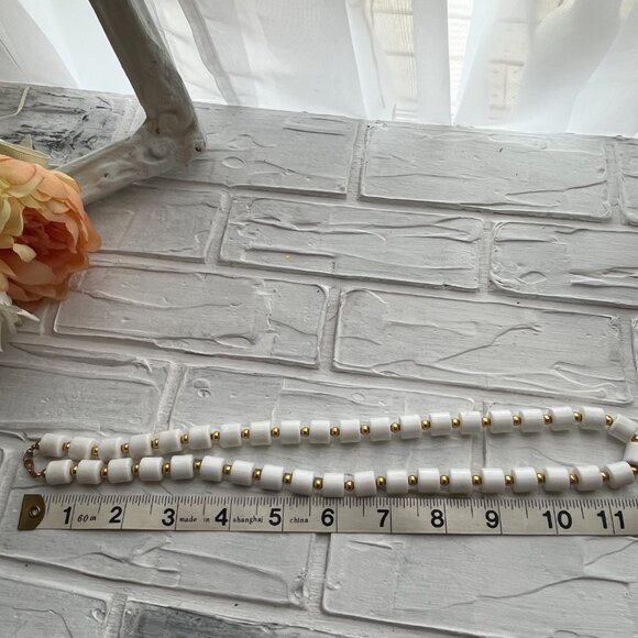 Vintage White Bead necklace with gold bead spacers - Picture 8 of 8